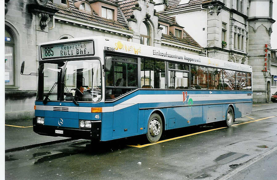 (043'514) - VZO Gr�ningen - Nr. 45/ZH 200'045 - Mercedes am 17. Oktober 2000 beim Bahnhof Rapperswil