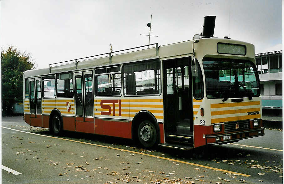 (043'631) - STI Thun - Nr. 23/BE 419'023 - Volvo/R&J (ex SAT Thun Nr. 23) am 23. Oktober 2000 bei der Schiffl�ndte Thun