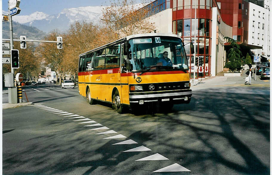 (044'836) - Ev�quoz, Erde - VS 57'490 - Setra am 20. Februar 2001 beim Bahnhof Sion 