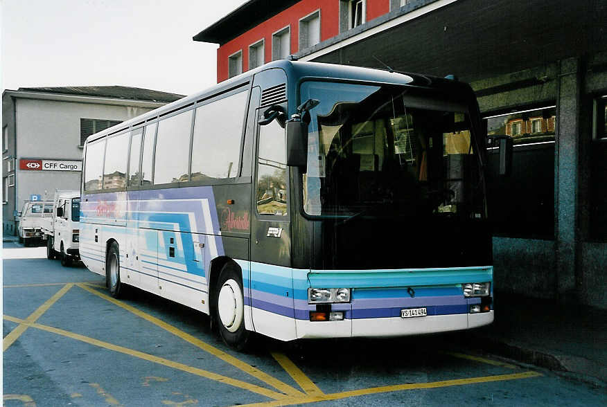(044'904) - Ballestraz, Gr�ne - VS 141'494 - Renault am 20. Februar 2001 beim Bahnhof Sion