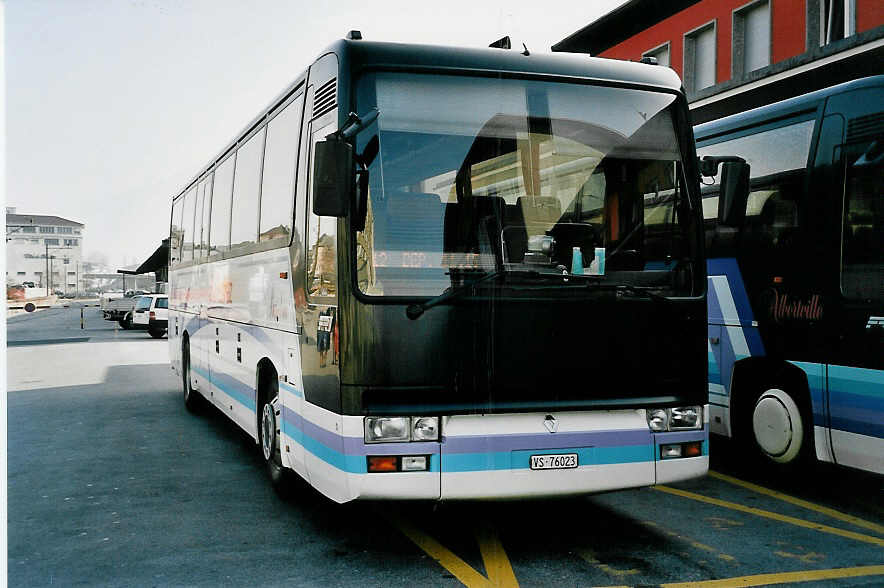 (044'909) - Ballestraz, Gr�ne - VS 76'023 - Renault am 20. Februar 2001 beim Bahnhof Sion