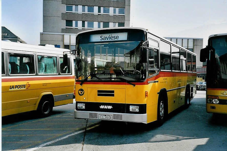 (044'911) - Dubuis, Savi�se - VS 3906 - NAW/Lauber am 20. Februar 2001 beim Bahnhof Sion