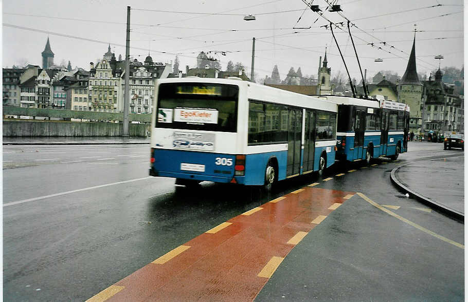 (045'103) - VBL Luzern - Nr. 305 - Lanz+Marti/Hess Personenanh�nger am 22. Februar 2001 beim Bahnhof Luzern