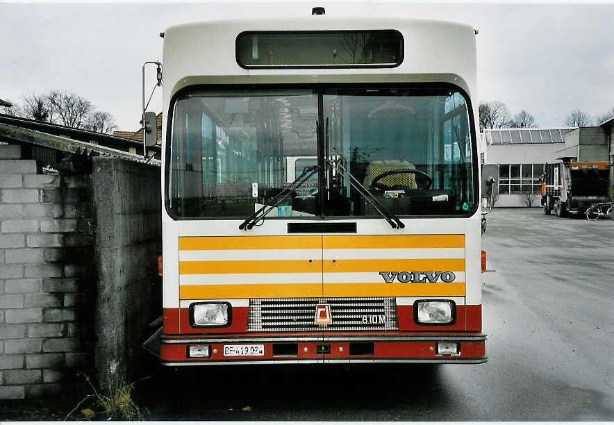 (045'214) - STI Thun - Nr. 24/BE 419'024 - Volvo/R&J (ex SAT Thun Nr. 24) am 8. M�rz 2001 in Thun, Garage