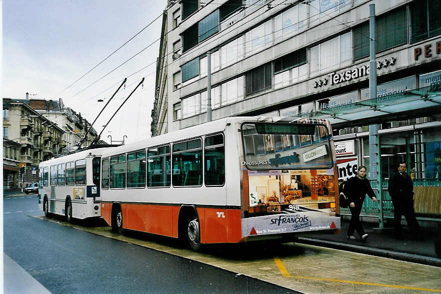 (045'226) - TL Lausanne - Nr. 919 - Lanz+Marti/Hess Personenanh�nger am 11. M�rz 2001 beim Bahnhof Lausanne