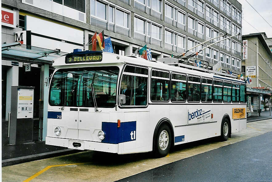 (045'227) - TL Lausanne - Nr. 712 - FBW/Hess Trolleybus am 11. M�rz 2001 beim Bahnhof Lausanne