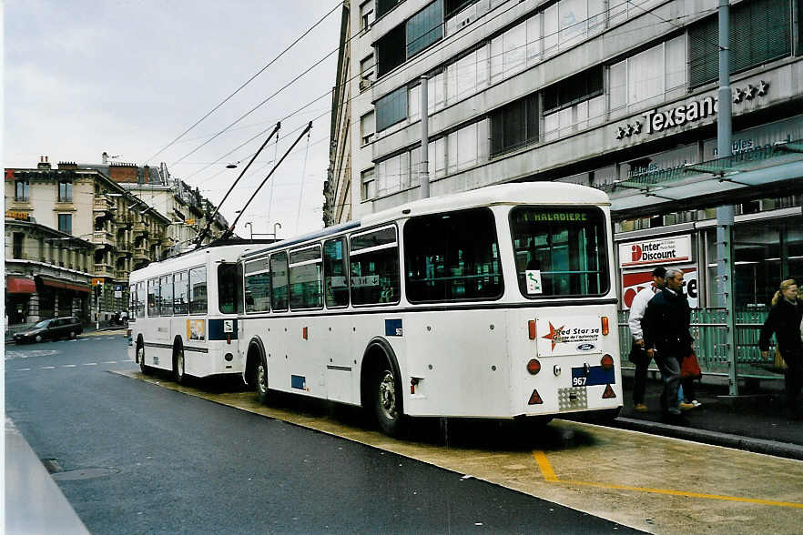 (045'229) - TL Lausanne - Nr. 967 - Rochat/Lauber Personenanh�nger am 11. M�rz 2001 beim Bahnhof Lausanne
