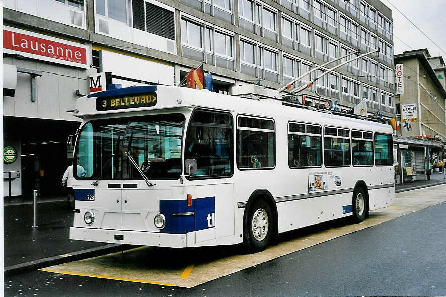 (045'230) - TL Lausanne - Nr. 723 - FBW/Hess Trolleybus am 11. M�rz 2001 beim Bahnhof Lausanne