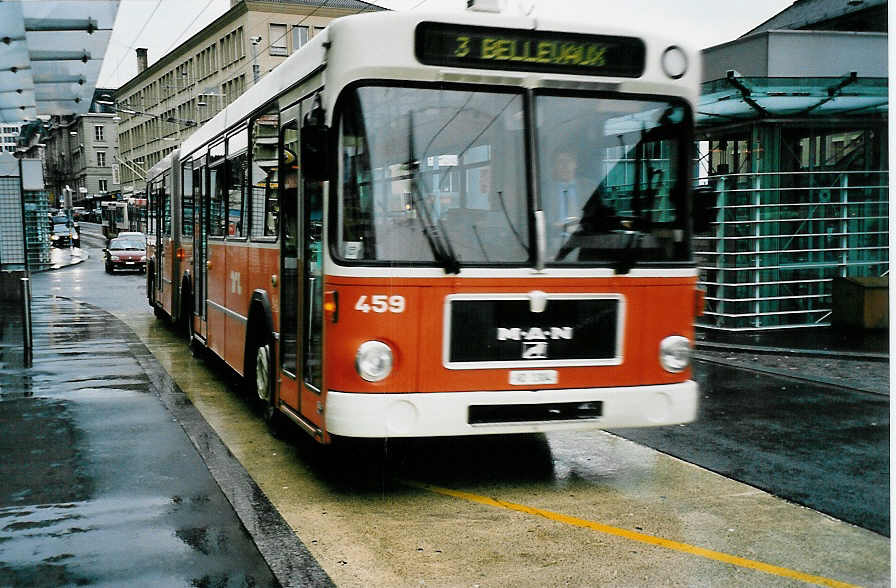 (045'313) - TL Lausanne - Nr. 459/VD 1304 - MAN/Lauber am 11. M�rz 2001 beim Bahnhof Lausanne