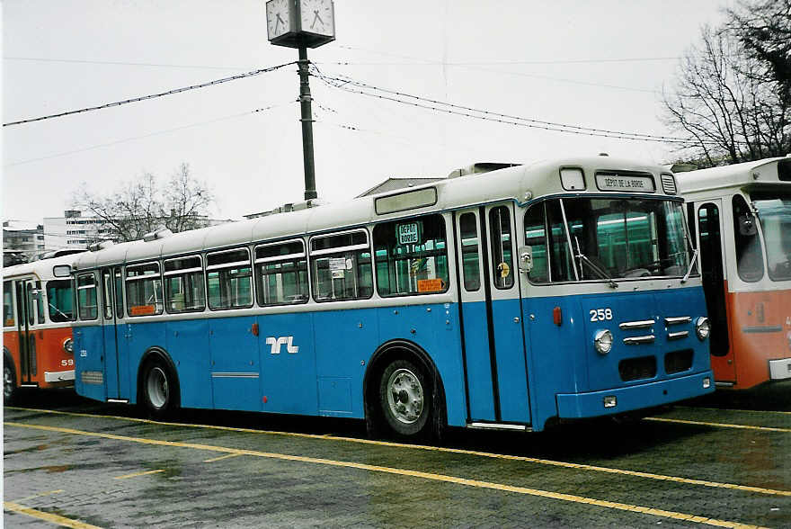 (045'316) - TL Lausanne - Nr. 258 - Saurer/Saurer am 11. M�rz 2001 in Lausanne, D�p�t Borde
