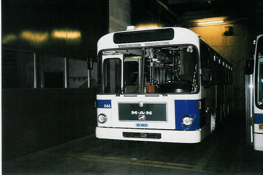 (045'331) - TL Lausanne - Nr. 44/VD 8830 - MAN Enteiser am 11. M�rz 2001 in Lausanne, D�p�t Borde