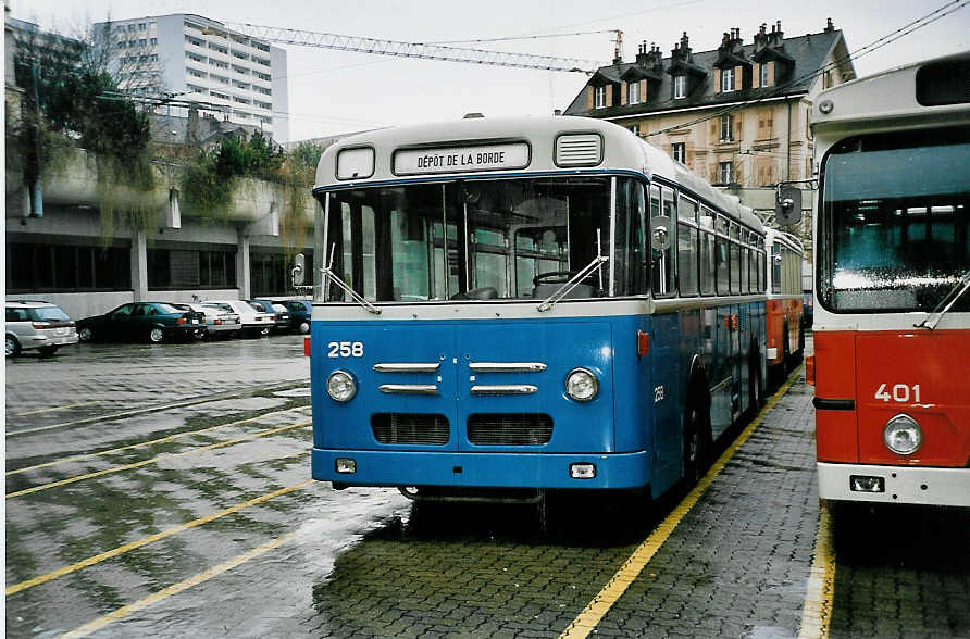 (045'335) - TL Lausanne - Nr. 258 - Saurer/Saurer am 11. M�rz 2001 in Lausanne, D�p�t Borde
