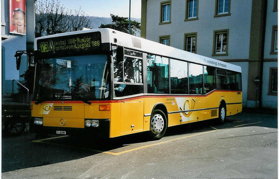 (045'435) - PTT-Regie - P 25'198 - Mercedes (ex Anthamatten, Saas-Almagell) am 31. M�rz 2001 beim Bahnhof Liestal