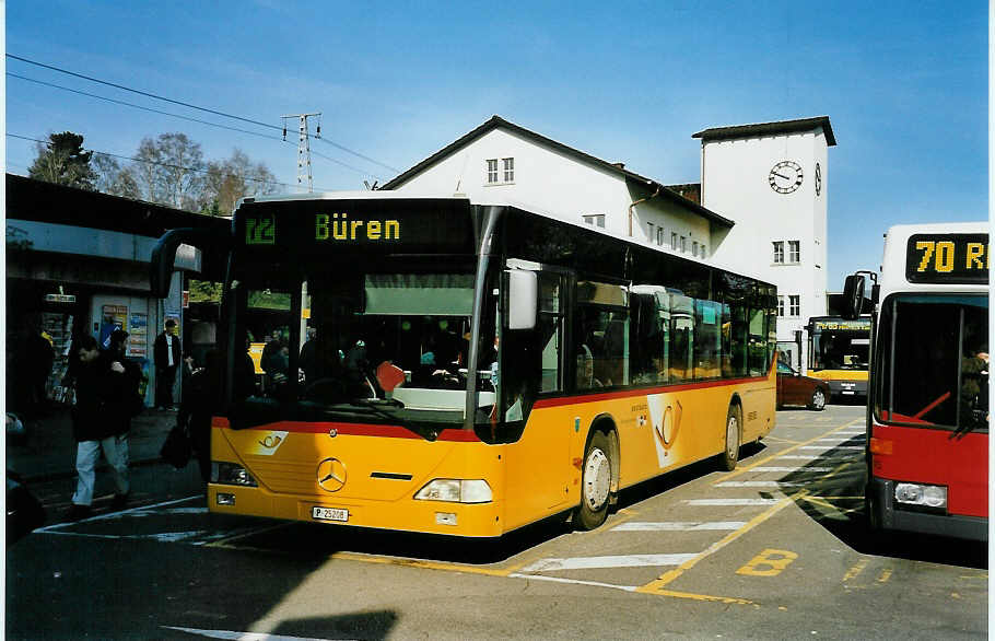 (045'436) - PTT-Regie - P 25'208 - Mercedes am 31. M�rz 2001 beim Bahnhof Liestal