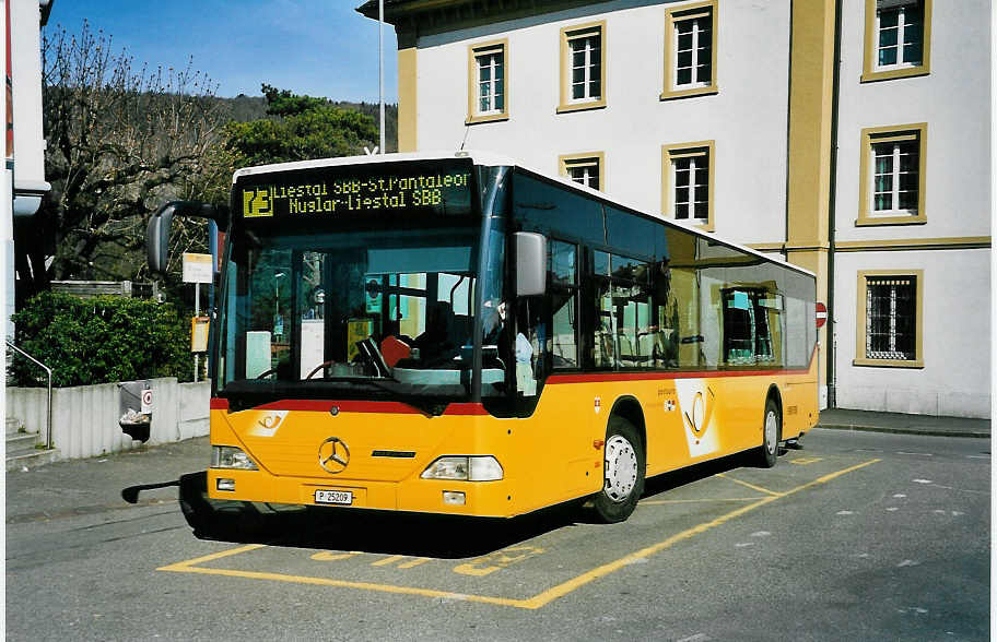 (045'509) - PTT-Regie - P 25'209 - Mercedes am 31. M�rz 2001 beim Bahnhof Liestal