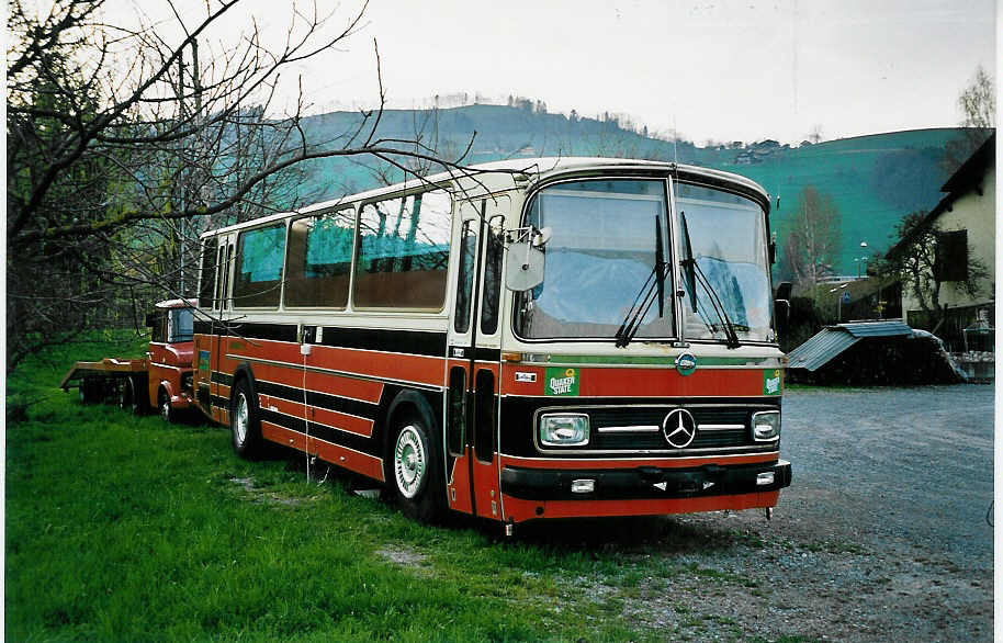(045'610) - Hadorn, Wattenwil - Mercedes (ex ASKA Aeschi Nr. 16) am 2. April 2001 in Wattenwil, Restaurant R�ssli