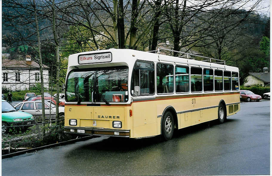 (045'702) - STI Thun - Nr. 47/BE 396'547 - Saurer/R&J am 9. April 2001 bei der Schiffl�ndte Thun