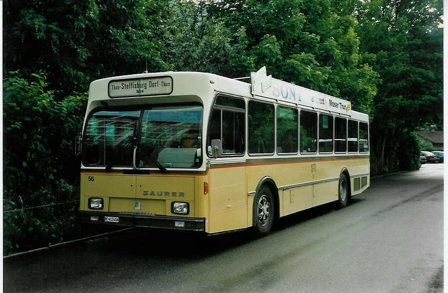 (046'814) - STI Thun - Nr. 56/BE 413'456 - Saurer/R&J am 25. Mai 2001 bei der Schiffl�ndte Thun