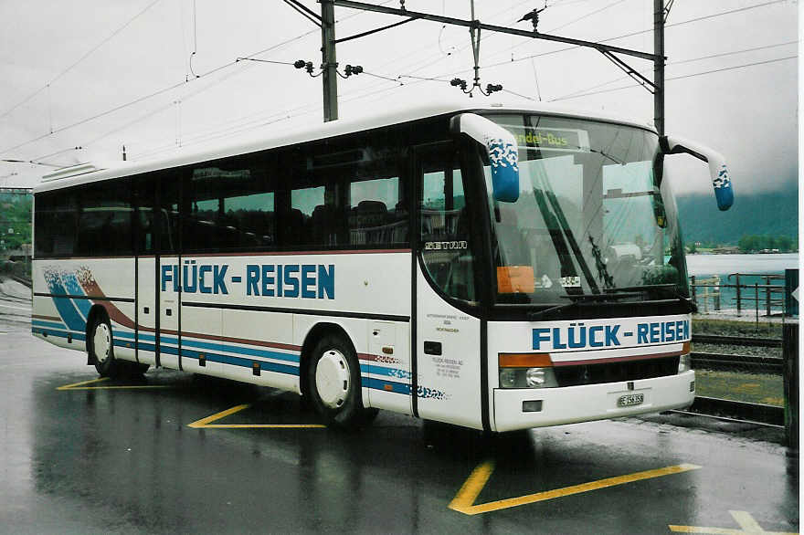 (047'009) - Fl�ck, Brienz - BE 156'358 - Setra am 10. Juni 2001 beim Bahnhof Brienz