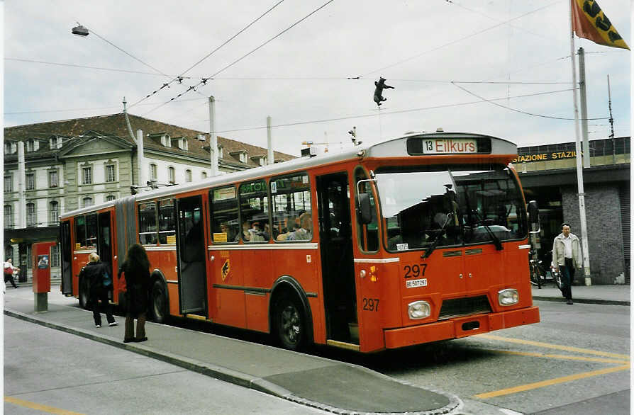 (048'121) - SVB Bern - Nr. 297/BE 507'297 - FBW/Hess (ex TPG Gen�ve Nr. 114) am 16. Juli 2001 beim Bahnhof Bern