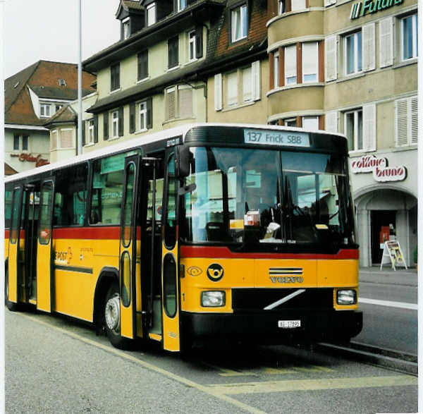 (048'137) - Br�ndli, Elfingen - Nr. 1/AG 17'895 - Volvo/Hess am 17. Juli 2001 beim Bahnhof Brugg (Teilaufnahme)