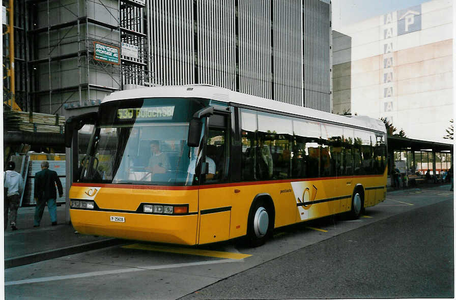 (048'616) - PTT-Regie - P 25'618 - Neoplan am 18. Juli 2001 in Z�rich, Flughafen