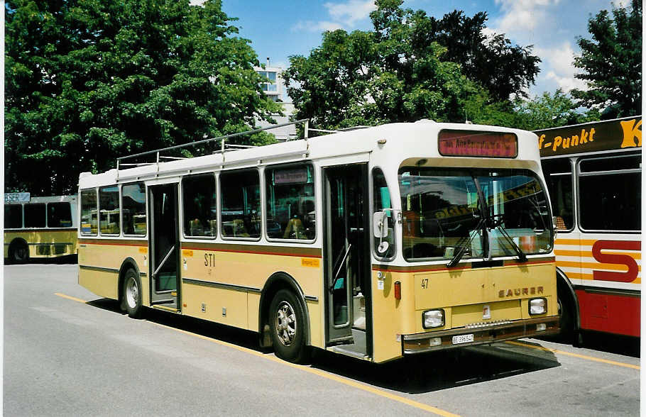 (048'727) - STI Thun - Nr. 47/BE 396'547 - Saurer/R&J am 24. Juli 2001 bei der Schiffl�ndte Thun