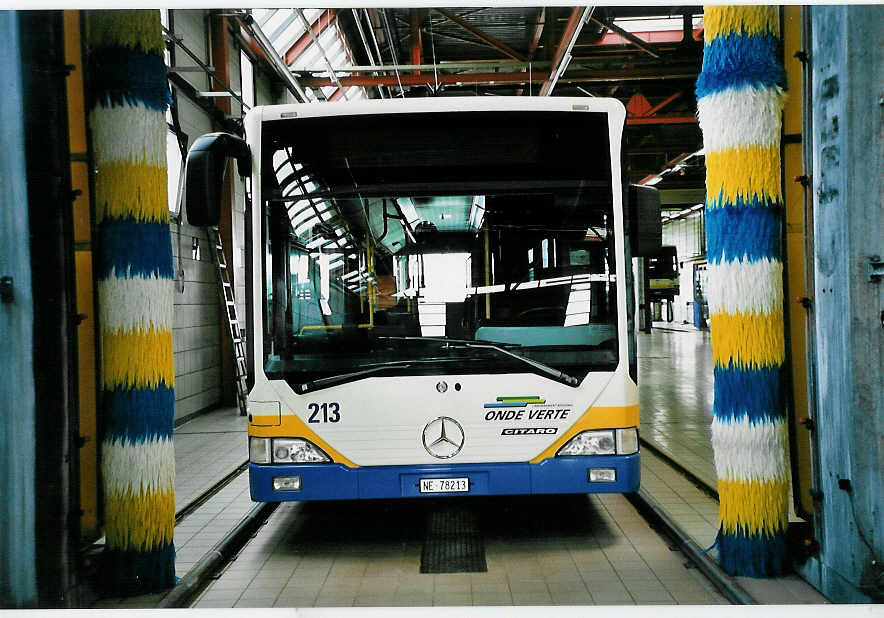 (048'904) - TC La Chaux-de-Fonds - Nr. 213/NE 78'213 - Mercedes am 7. August 2001 in La Chaux-de-Fonds, D�p�t