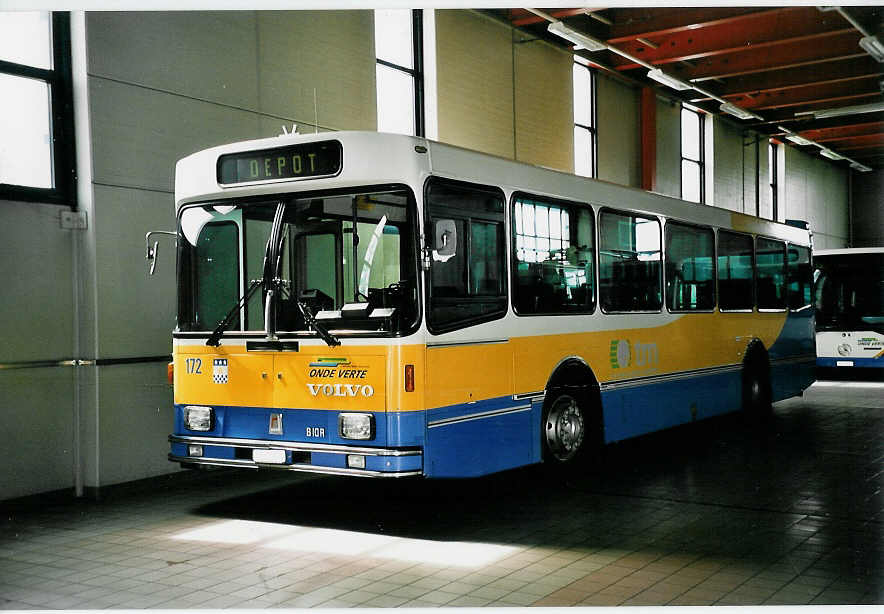 (048'908) - TC La Chaux-de-Fonds - Nr. 172/NE 72'275 - Volvo/R&J am 7. August 2001 in La Chaux-de-Fonds, D�p�t