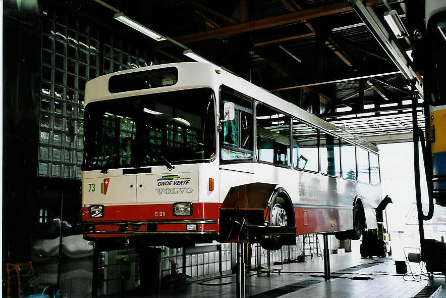 (048'909) - VR La Chaux-de-Fonds - Nr. 73 - Volvo/R&J am 7. August 2001 in La Chaux-de-Fonds, D�p�t TC