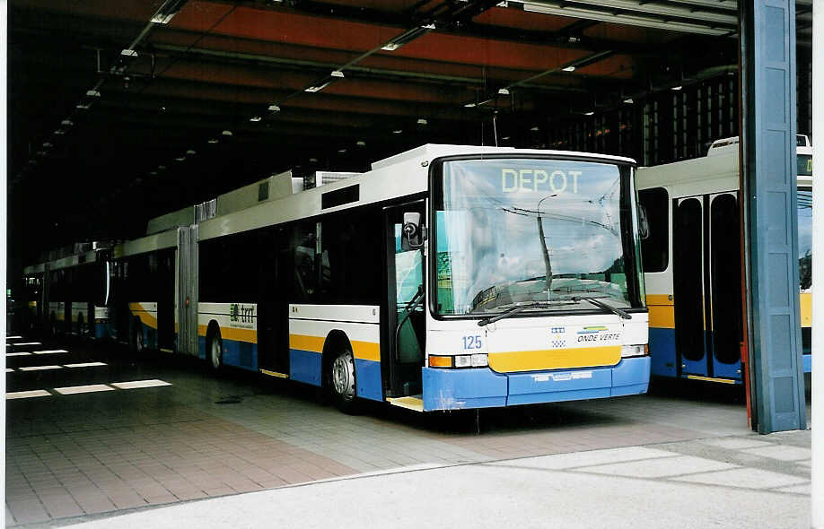 (048'912) - TC La Chaux-de-Fonds - Nr. 125 - NAW/Hess Gelenktrolleybus am 7. August 2001 in La Chaux-de-Fonds, D�p�t