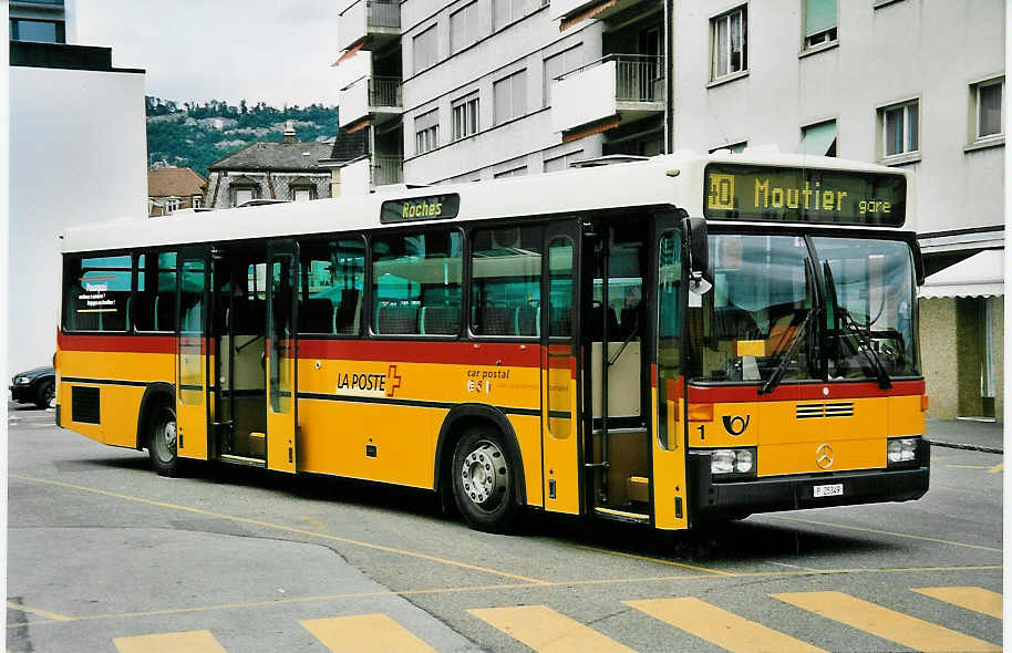 (048'920) - PTT-Regie - P 25'349 - Mercedes/R&J am 7. August 2001 beim Bahnhof Del�mont