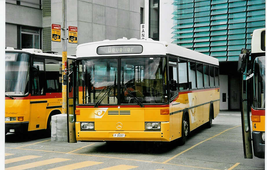 (048'921) - PTT-Regie - P 25'307 - Mercedes/R&J am 7. August 2001 beim Bahnhof Del�mont