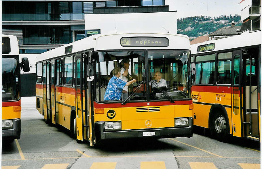 (048'923) - PTT-Regie - P 25'300 - Mercedes/R&J am 7. August 2001 beim Bahnhof Del�mont
