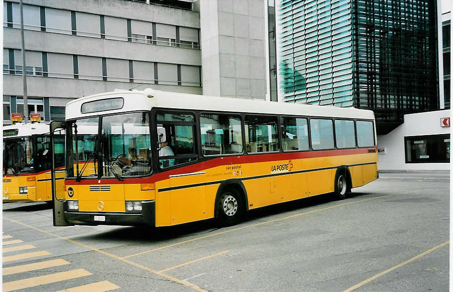 (048'924) - PTT-Regie - P 25'300 - Mercedes/R&J am 7. August 2001 beim Bahnhof Del�mont