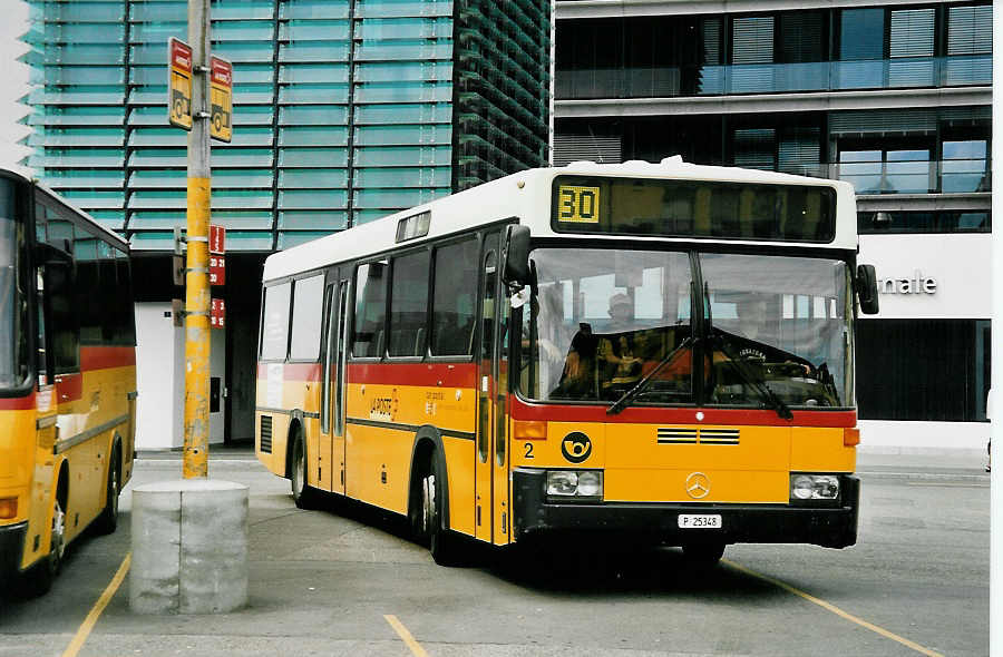 (048'925) - PTT-Regie - P 25'348 - Mercedes/R&J am 7. August 2001 beim Bahnhof Del�mont