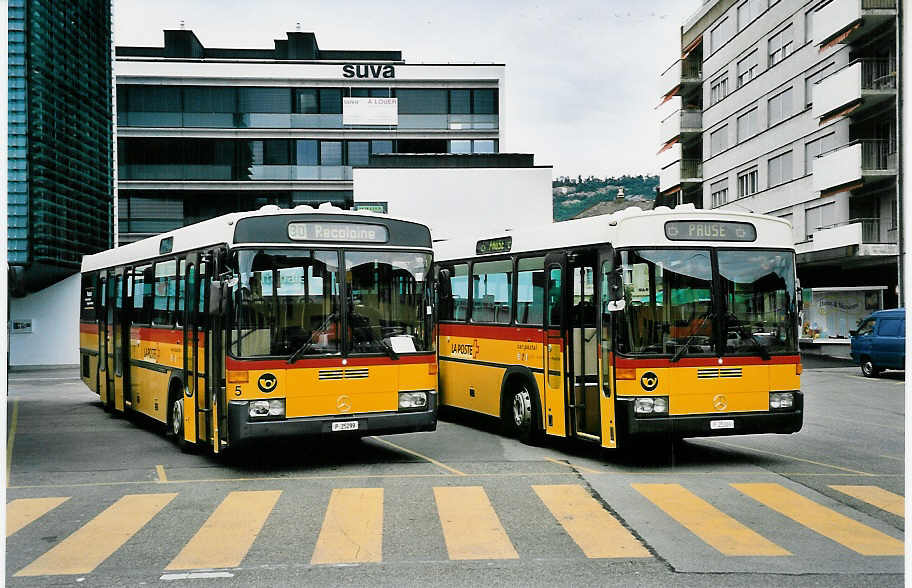 (048'926) - PTT-Regie - P 25'299 + P 25'300 - Mercedes/R&J am 7. August 2001 beim Bahnhof Del�mont