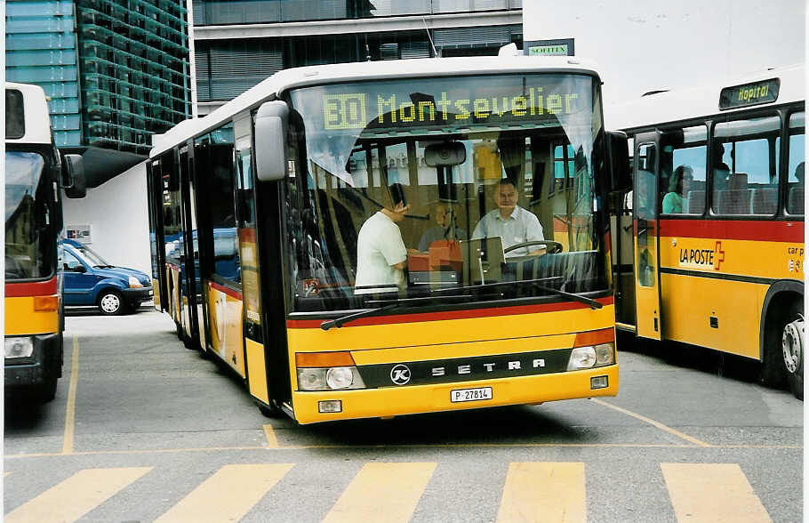 (048'929) - PTT-Regie - P 27'814 - Setra am 7. August 2001 beim Bahnhof Del�mont