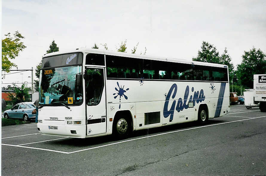 (049'002) - Aus England: Galina, Sotham - ACZ 1066 - Volvo am 9. August 2001 in Thun, Schiffl�ndte