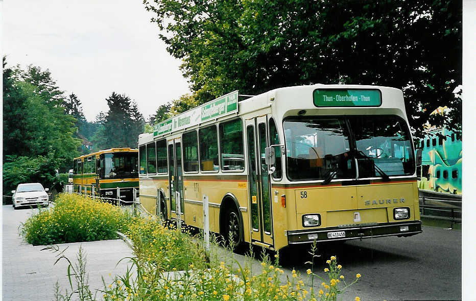(049'031) - STI Thun - Nr. 58/BE 413'458 - Saurer/R&J am 17. August 2001 bei der Schiffl�ndte Thun