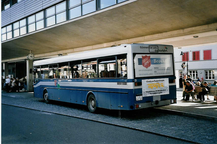 (050'022) - VZO Gr�ningen - Nr. 21/ZH 167'321 - Mercedes am 6. Oktober 2001 beim Bahnhof Uster