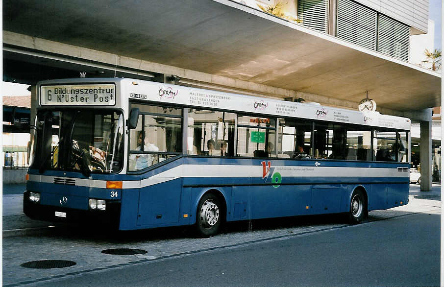 (050'029) - VZO Gr�ningen - Nr. 34/ZH 124'134 - Mercedes am 6. Oktober 2001 beim Bahnhof Uster