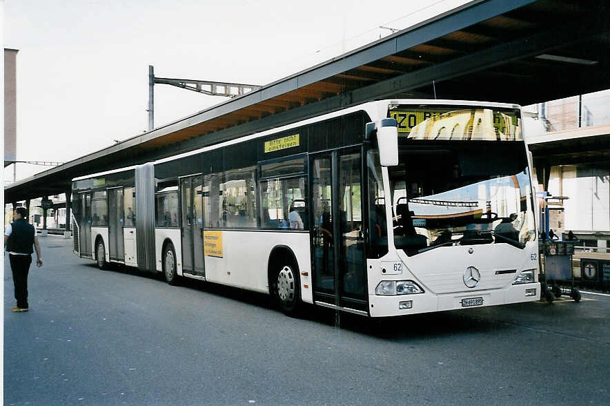 (050'032) - VZO Gr�ningen - Nr. 62/ZH 691'895 - Mercedes am 6. Oktober 2001 beim Bahnhof Uster