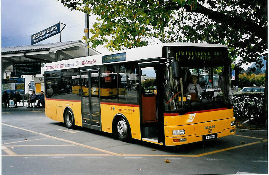 (050'108) - PTT-Regie - P 23'033 - MAN/G�ppel am 8. Oktober 2001 beim Bahnhof Interlaken West