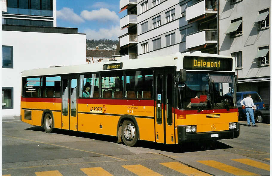 (050'209) - PTT-Regie - P 25'347 - Mercedes/R&J am 16. Oktober 2001 beim Bahnhof Del�mont