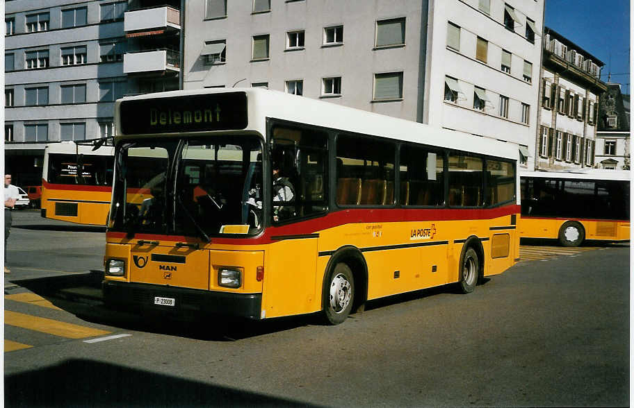 (050'210) - PTT-Regie - P 23'008 - MAN/Lauber (ex Mer�ay, Del�mont) am 16. Oktober 2001 beim Bahnhof Del�mont