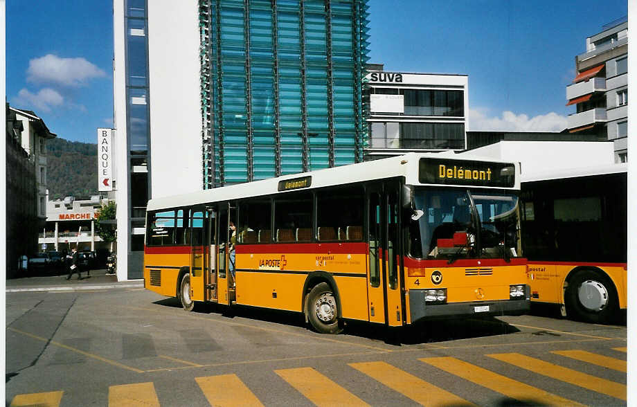 (050'212) - PTT-Regie - P 25'346 - Mercedes/R&J am 16. Oktober 2001 beim Bahnhof Del�mont