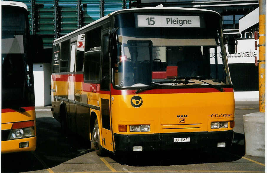 (050'213) - Odiet, Pleigne - JU 13'621 - MAN/Auw�rter am 16. Oktober 2001 beim Bahnhof Del�mont