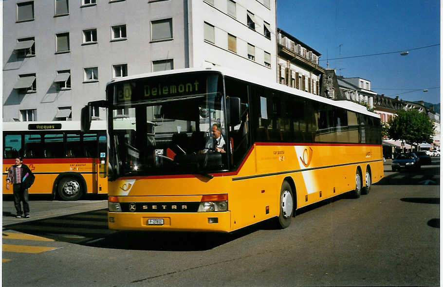 (050'214) - PTT-Regie - P 27'812 - Setra am 16. Oktober 2001 beim Bahnhof Del�mont