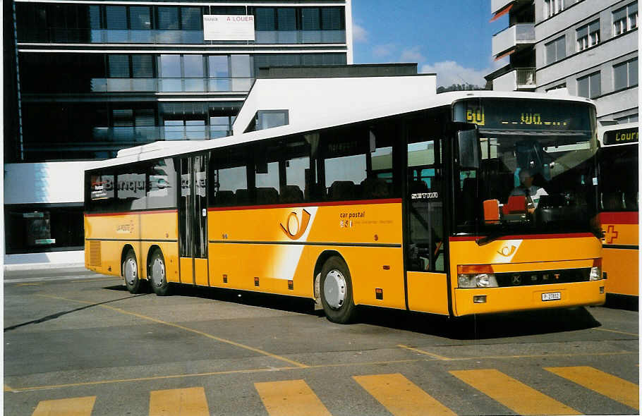 (050'215) - PTT-Regie - P 27'812 - Setra am 16. Oktober 2001 beim Bahnhof Del�mont